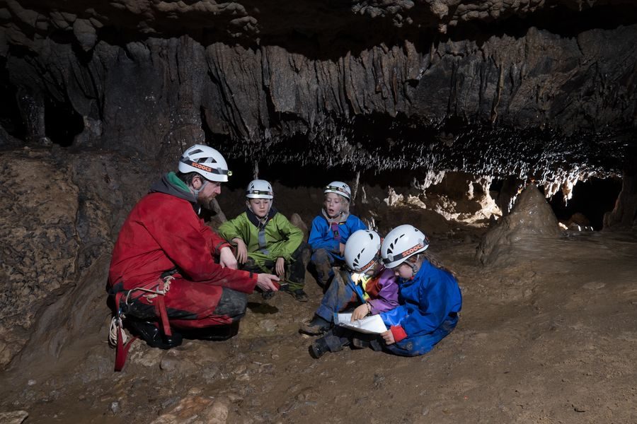 Découverte Famille au départ des Grottes de Vallon avec les Guides Spéléo