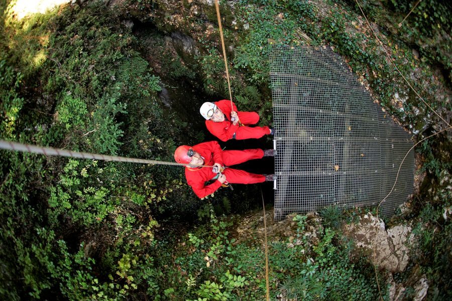 Caving : panoramic descent at the Aven d'Orgnac