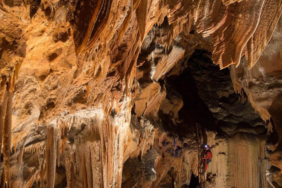 Les Balcons du Vertige" caving and abseiling course