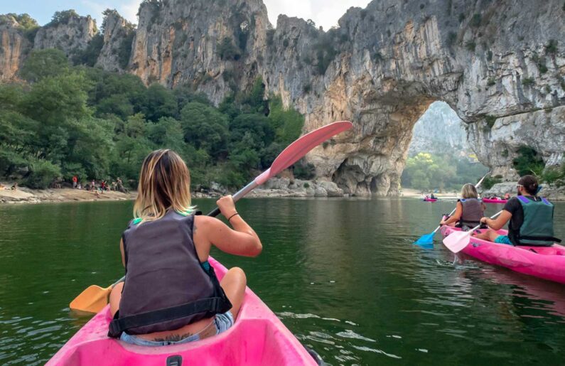 Canoë-Gorges-de-l'Ardèche-©Tristan-Shu-Rhône-Alpes-Tourisme