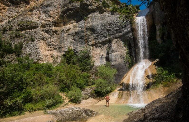 Plonger dans la cascade de Rochecolombe ©Matthieu Dupont