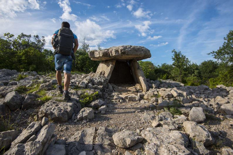 Dolmen du Calvaire - Saint-Alban-Auriolles, Ardèche ©Matthieu Dupont