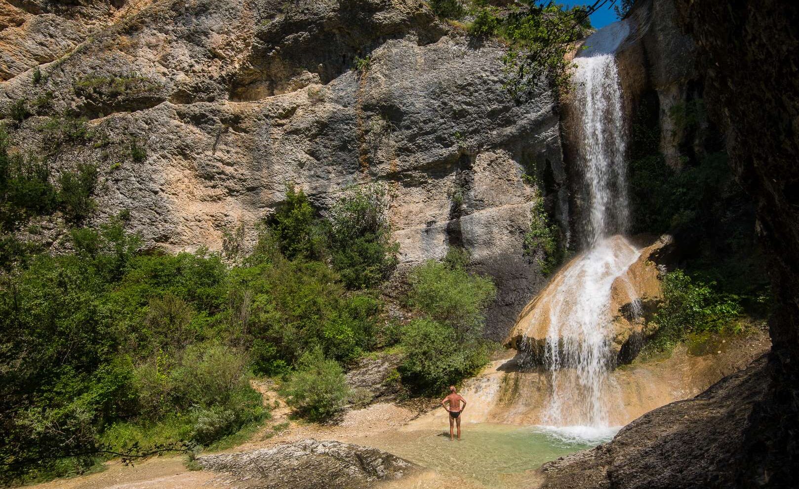 Plonger dans la cascade de Rochecolombe ©Matthieu Dupont