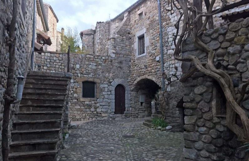 Vieux Village de Lanas en Ardèche ©Sébastien Gayet