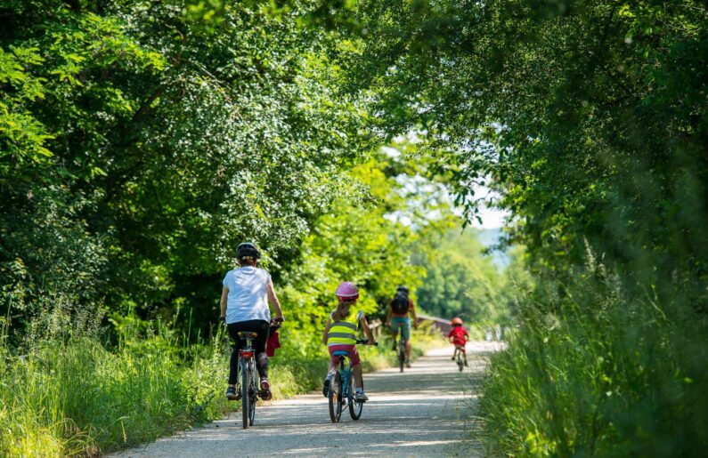 Vélo en famille sur la voie verte Via Ardèche ©M. Dupont