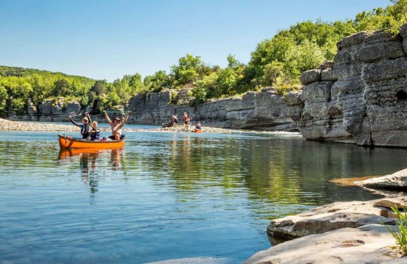 Canoe en famille en Ardèche ©Steph Tripot