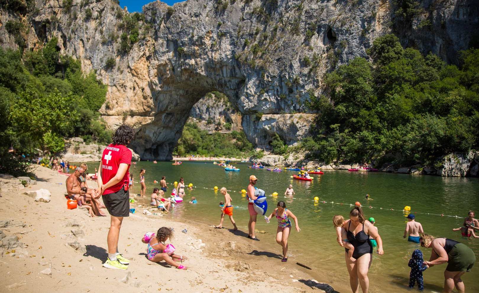 Plage surveillée Pont d'Arc Ardèche©Marina Geray