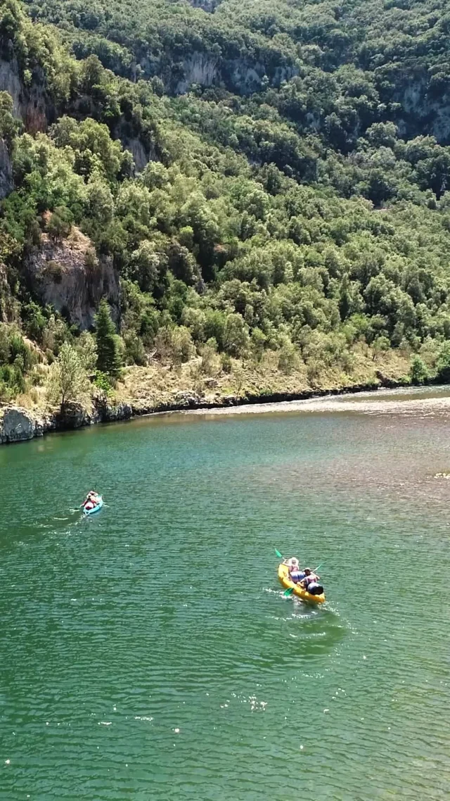 ☀️💦 Avec ce beau soleil, et notre rivière Ardèche gonflée à bloc, 𝗰'𝗲𝘀𝘁 𝗹𝗲 𝗺𝗼𝗺𝗲𝗻𝘁 𝗶𝗱𝗲́𝗮𝗹 𝗱𝗲 𝗽𝗿𝗲́𝘃𝗼𝗶𝗿 𝘂𝗻𝗲 𝘃𝗶𝗿𝗲́𝗲 𝗲𝗻 𝗰𝗮𝗻𝗼𝗲̈ 𝗱𝗮𝗻𝘀 𝗹𝗲𝘀 𝗚𝗼𝗿𝗴𝗲𝘀 𝗱𝗲 𝗹'𝗔𝗿𝗱𝗲̀𝗰𝗵𝗲 🛶

💡 𝗗𝗮𝗻𝘀 𝗰𝗲𝘁 𝗲́𝗽𝗶𝘀𝗼𝗱𝗲 𝗱𝗲 𝗹'𝗔𝗰𝗮𝗱𝗲́𝗺𝗶𝗲 𝗱𝗲𝘀 𝗚𝗼𝗿𝗴𝗲𝘀 𝗱𝗲 𝗹'𝗔𝗿𝗱𝗲̀𝗰𝗵𝗲, 𝗠𝗮𝗲̈𝗹𝗹𝗲 𝘁𝗲 𝗱𝗼𝗻𝗻𝗲 𝘁𝗼𝘂𝘁𝗲𝘀 𝗹𝗲𝘀 𝗶𝗻𝗳𝗼𝘀 𝗽𝗼𝘂𝗿 𝗼𝗿𝗴𝗮𝗻𝗶𝘀𝗲𝗿 𝘁𝗼𝗻 𝗮𝘃𝗲𝗻𝘁𝘂𝗿𝗲:

📍 𝗣𝗮𝗿𝗰𝗼𝘂𝗿𝘀: La descente en canoë des Gorges de l'Ardèche fait 𝟯𝟮 𝗸𝗺 𝘀𝗶 𝘁𝘂 𝗽𝗮𝗿𝘀 𝗱𝗲 𝗩𝗮𝗹𝗹𝗼𝗻-𝗣𝗼𝗻𝘁-𝗱'𝗔𝗿𝗰 et que tu passes sous le Pont d'Arc, 𝗼𝘂 𝟮𝟰 𝗸𝗺 𝘀𝗶 𝘁𝘂 𝗽𝗮𝗿𝘀 𝗱𝘂 𝗵𝗮𝗺𝗲𝗮𝘂 𝗱𝗲 𝗖𝗵𝗮̂𝗺𝗲𝘀, juste après le Pont d'Arc. L'arrivée se fait à Saint-Martin-d'Ardèche

⏱️ 𝗗𝘂𝗿𝗲́𝗲: Il faut compter 7h de pagaie. Il est possible de parcourir les Gorges sur la journée. Il faudra alors partir tôt, et c’est une journée sportive. 𝗢𝗻 𝘁𝗲 𝗰𝗼𝗻𝘀𝗲𝗶𝗹𝗹𝗲 𝗽𝗹𝘂𝘁𝗼̂𝘁 𝗱𝗲 𝗽𝗮𝗿𝘁𝗶𝗿 𝘀𝘂𝗿 𝟮 𝗷𝗼𝘂𝗿𝘀, 𝗲𝘁 𝗱𝗲 𝗽𝗮𝘀𝘀𝗲𝗿 𝗹𝗮 𝗻𝘂𝗶𝘁 𝗲𝗻 𝗯𝗶𝘃𝗼𝘂𝗮𝗰 𝗮𝘂 𝗰œ𝘂𝗿 𝗱𝗲 𝗹𝗮 𝗿𝗲́𝘀𝗲𝗿𝘃𝗲 𝗻𝗮𝘁𝘂𝗿𝗲𝗹𝗹𝗲. 🧘🏾‍♀️

🛶 𝗟𝗼𝗰𝗮𝘁𝗶𝗼𝗻 𝗱𝗲 𝗺𝗮𝘁𝗲́𝗿𝗶𝗲𝗹: tu trouveras de nombreuses locations de canoës à Vallon- Pont-d'Arc ou à Saint-Martin-d'Ardèche. Les loueurs te fournissent tout le matériel nécessaire: canoë, pagaies, gilet, casque, bidon étanche pour garder tes affaires au sec. Ils te donnent des consignes sur le pilotage de ton embarcation, des points de repères sur le parcours, et des indications pour bien gérer ton temps et profiter au max de la rivière sans stress

↩️ 𝗥𝗲𝘁𝗼𝘂𝗿: ton loueur de bateau assure aussi le transport en bus à l’aller ou au retour

👨‍👧 𝗖𝗼𝗻𝗱𝗶𝘁𝗶𝗼𝗻𝘀: La descente de l'Ardèche en canoë en autonomie, sans guide, est accessible à tous, 𝗮̀ 𝗰𝗼𝗻𝗱𝗶𝘁𝗶𝗼𝗻 𝗱'𝗮𝘃𝗼𝗶𝗿 𝟳 𝗮𝗻𝘀 𝗲𝘁 𝘀𝗮𝘃𝗼𝗶𝗿 𝗻𝗮𝗴𝗲𝗿

💡Si tu es un peu frileux à l'idée de te lancer seul, ou si tu as des enfants de moins de 7 ans, mais qui savent nager, 𝗱𝗲𝘀 𝗴𝘂𝗶𝗱𝗲𝘀 𝗻𝗮𝘁𝘂𝗿𝗲 𝗹𝗮𝗯𝗲𝗹𝗹𝗶𝘀𝗲́𝘀 𝗽𝗲𝘂𝘃𝗲𝗻𝘁 𝘁'𝗮𝗰𝗰𝗼𝗺𝗽𝗮𝗴𝗻𝗲𝗿 𝗱𝗮𝗻𝘀 𝗰𝗲𝘁𝘁𝗲 𝗮𝘃𝗲𝗻𝘁𝘂𝗿𝗲 et assurer ton encadrement 🫶

Vidéo complète sur Youtube ;-)