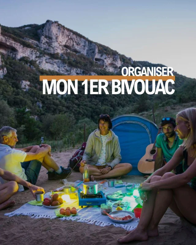⛺ Envie de vivre une expérience unique en pleine nature ? 🌿
𝗟𝗲 𝗯𝗶𝘃𝗼𝘂𝗮𝗰 𝗱𝗮𝗻𝘀 𝗹𝗮 𝗥𝗲́𝘀𝗲𝗿𝘃𝗲 𝗡𝗮𝘁𝘂𝗿𝗲𝗹𝗹𝗲 𝗱𝗲𝘀 𝗚𝗼𝗿𝗴𝗲𝘀 𝗱𝗲 𝗹'𝗔𝗿𝗱𝗲̀𝗰𝗵𝗲, c’est l’aventure accessible à tous — à condition d’être bien préparé. Pour un premier bivouac serein, suis notre guide pratique 👇

✨ 𝗣𝗼𝘂𝗿𝗾𝘂𝗼𝗶 𝘁𝗲𝗻𝘁𝗲𝗿 𝗹’𝗲𝘅𝗽𝗲́𝗿𝗶𝗲𝗻𝗰𝗲 𝗱𝘂 𝗯𝗶𝘃𝗼𝘂𝗮𝗰 ?
Déconnexion, reconnexion à la nature, coucher de soleil, ciel étoilé… Le bivouac, c’est ralentir et savourer l’essentiel.

1️⃣ 𝗠𝗮𝘁𝗲́𝗿𝗶𝗲𝗹 𝗲𝘁 𝗲́𝗾𝘂𝗶𝗽𝗲𝗺𝗲𝗻𝘁
Sur notre site, retrouve la liste complète du matériel à emporter.
💡Les aires de bivouac des Gorges sont aménagées : douches (froides), toilettes, eau potable, barbecues collectifs.

2️⃣ 𝗖𝗼𝗻𝘀𝗲𝗶𝗹𝘀 𝗽𝗼𝘂𝗿 𝘁𝗲𝘀 𝗿𝗲𝗽𝗮𝘀 𝗲𝗻 𝗯𝗶𝘃𝗼𝘂𝗮𝗰
🥗 𝘋𝘦𝘴 𝘳𝘦𝘱𝘢𝘴 𝘴𝘪𝘮𝘱𝘭𝘦𝘴 𝘦𝘵 𝘯𝘶𝘵𝘳𝘪𝘵𝘪𝘧𝘴
Salades, sandwichs, aliments caloriques à transporter facilement.
🥜 𝘋𝘦𝘴 𝘦𝘯𝘤𝘢𝘴 𝘦́𝘯𝘦𝘳𝘨𝘦́𝘵𝘪𝘲𝘶𝘦𝘴
Fruits secs, oléagineux, chocolat : indispensables !
🔥 𝘊𝘶𝘪𝘴𝘴𝘰𝘯 & 𝘮𝘢𝘵𝘦́𝘳𝘪𝘦𝘭
Réchaud autorisé selon période. Prévois popote, couverts et briquet. Des barbecues sont dispos sur place
💧 𝘎𝘦́𝘳𝘦𝘳 𝘭’𝘦𝘢𝘶
Min. 2L/pers. De l’eau potable est dispo sur les aires.
♻️ 𝘙𝘦́𝘥𝘶𝘪𝘳𝘦 𝘴𝘦𝘴 𝘥𝘦́𝘤𝘩𝘦𝘵𝘴
Privilégie des emballages réutilisables et emporte tous tes déchets avec toi.

3️⃣ 𝗦𝘂𝗿𝗺𝗼𝗻𝘁𝗲𝗿 𝘀𝗲𝘀 𝗮𝗽𝗽𝗿𝗲́𝗵𝗲𝗻𝘀𝗶𝗼𝗻𝘀
🏕️ Confort : choisis un bon emplacement (plat, sec, abrité).
✌️ Imprévus : consulte la météo, prévois GPS, trousse de secours.
😌 Sécurité : dans les Gorges, les zones de bivouac sont spécialement aménagées et surveillées par des gardes de la réserve naturelle.

4️⃣ 𝗔𝗱𝗼𝗽𝘁𝗲𝗿 𝗹𝗲𝘀 𝗯𝗼𝗻𝘀 𝗴𝗲𝘀𝘁𝗲𝘀
🍌 Ne laisse aucune trace: ramasse tous tes déchets.
🦇 Respecte la faune et la flore: observe sans déranger.
💚 Utilise les zones dédiées

𝗧𝗲 𝘃𝗼𝗶𝗹𝗮̀ 𝗽𝗿𝗲̂𝘁 𝗮̀ 𝘃𝗶𝘃𝗿𝗲 𝘁𝗼𝗻 𝗽𝗿𝗲𝗺𝗶𝗲𝗿 𝗯𝗶𝘃𝗼𝘂𝗮𝗰 𝗱𝗮𝗻𝘀 𝗹𝗲𝘀 𝗺𝗲𝗶𝗹𝗹𝗲𝘂𝗿𝗲𝘀 𝗰𝗼𝗻𝗱𝗶𝘁𝗶𝗼𝗻𝘀, 𝗲𝘁 𝗹’𝗲𝘀𝗽𝗿𝗶𝘁 𝗹𝗲́𝗴𝗲𝗿 !

#bivouac #ardeche #gorgesardeche

📷 © Matthieu Dupont - © Marina Geray